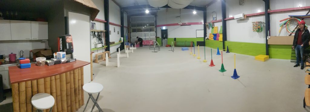 De trainingshal aan de Veenderweg, met hoepels, pylonen en springtoestellen klaargezet