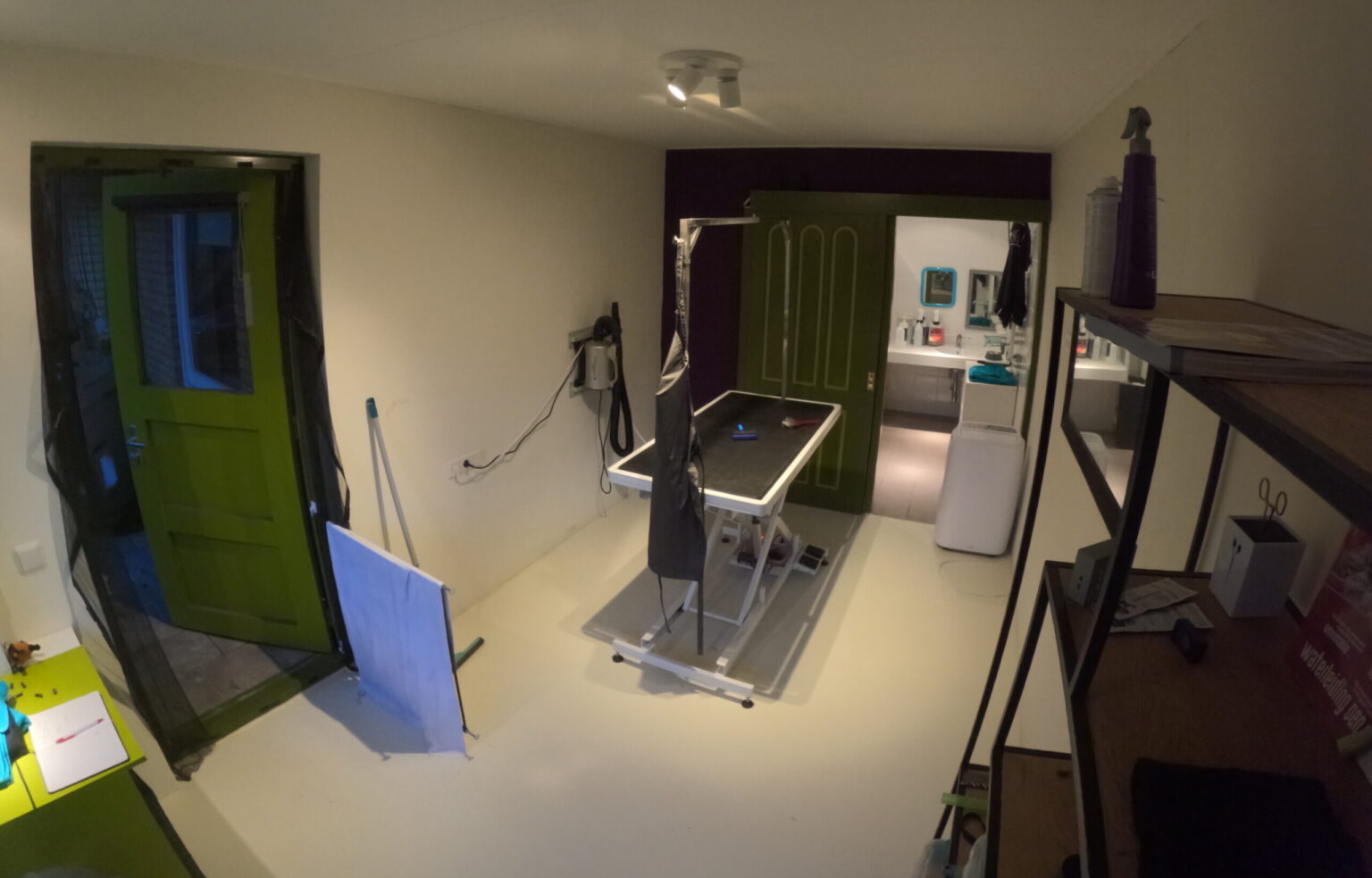 Hond wordt rustig getrimd in de Vachtstudio
